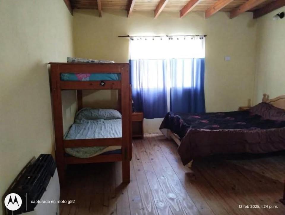 een slaapkamer met een stapelbed en een stapelbed bij Duplex Luz de Sol in Las Toninas