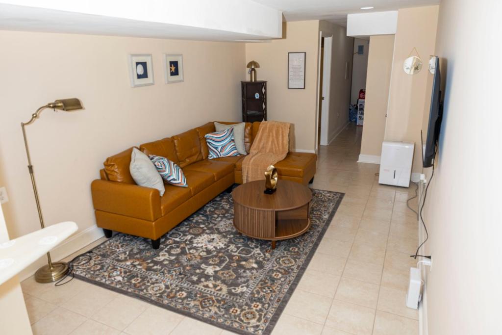 un soggiorno con un divano e un tavolino da caffè di CityStay a Baltimora