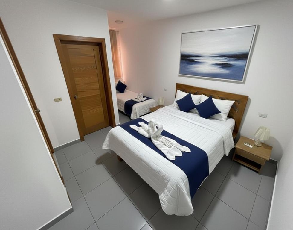 um quarto com uma cama com uma toalha em Sol del Mar Caribe em Punta Cana