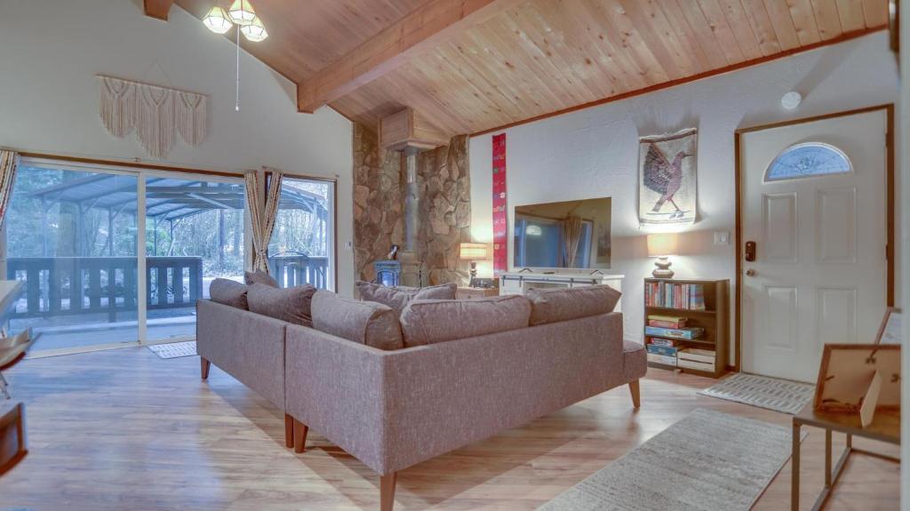 Χώρος καθιστικού στο BearlyMuvin Cabin