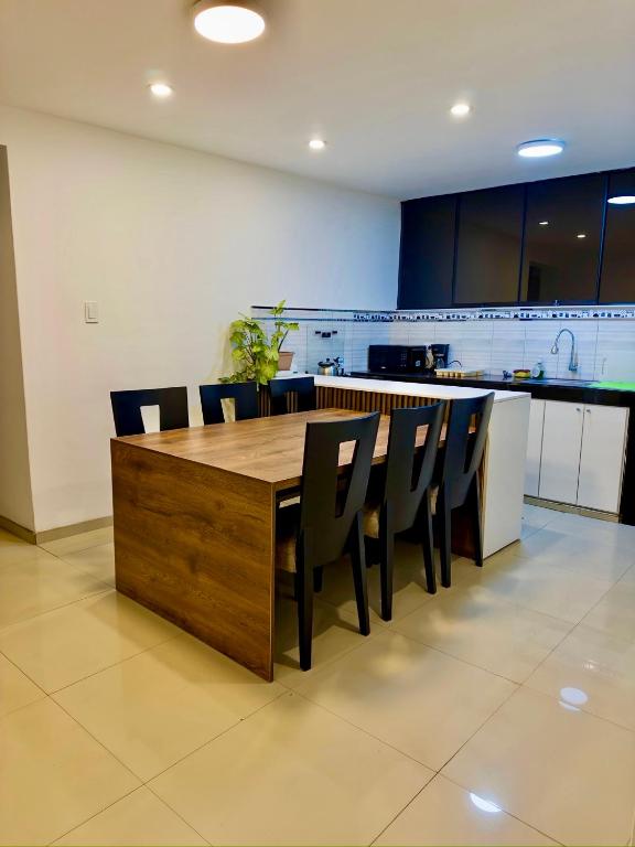 eine Küche mit einem Holztisch und Stühlen in der Unterkunft Departamento completo en el primer piso in Ayacucho