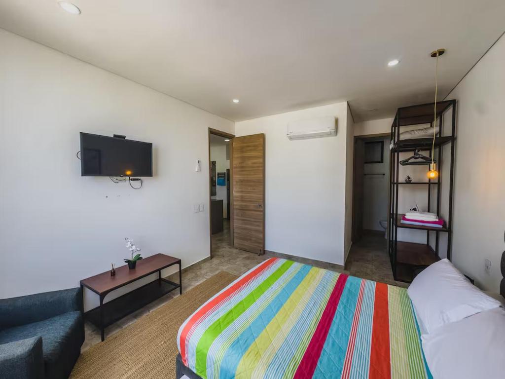 a living room with a bed and a couch at Fabuloso apartamento en el Mar Caribe - Rodadero in Gaira