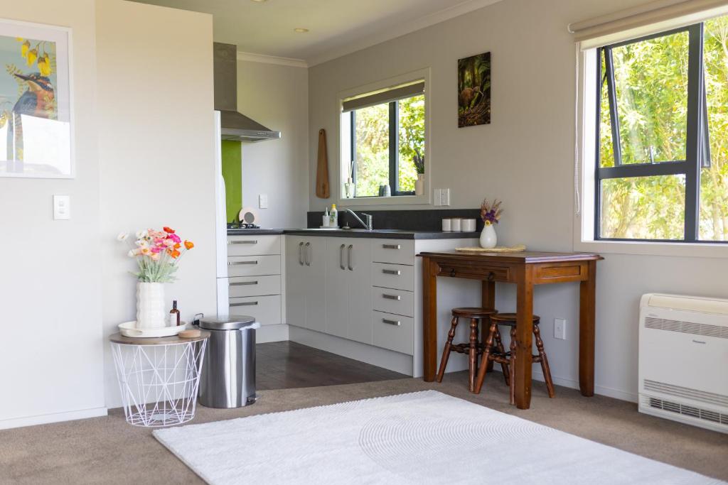 Η κουζίνα ή μικρή κουζίνα στο Keogans View - Spectacular Mountain & Ocean Views