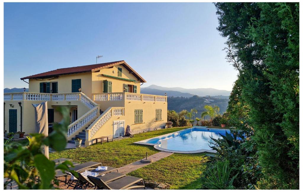 une maison avec une piscine devant dans l'établissement Gorgeous Apartment In Camporosso, à Camporosso