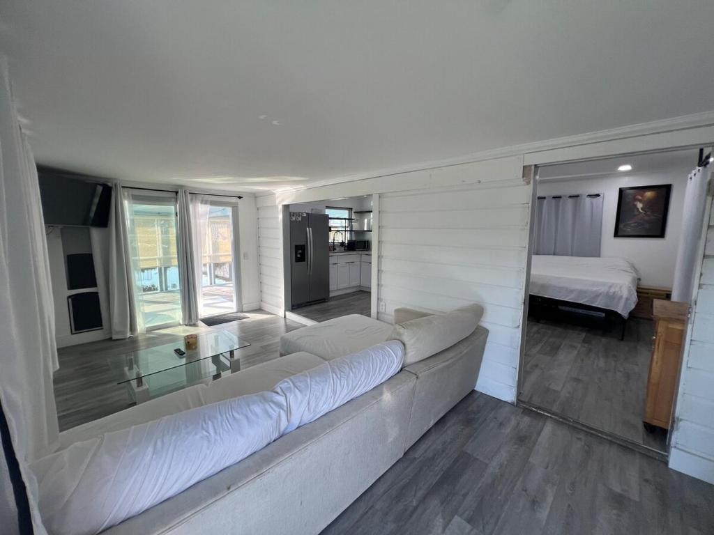 Una cama o camas en una habitación de Water front Lake House