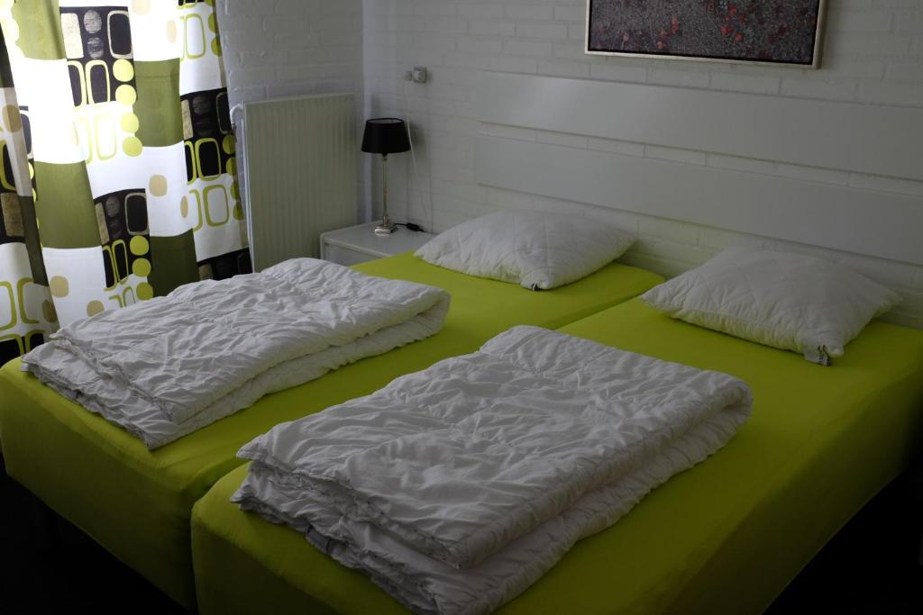 Postel nebo postele na pokoji v ubytování Løkken Hostel