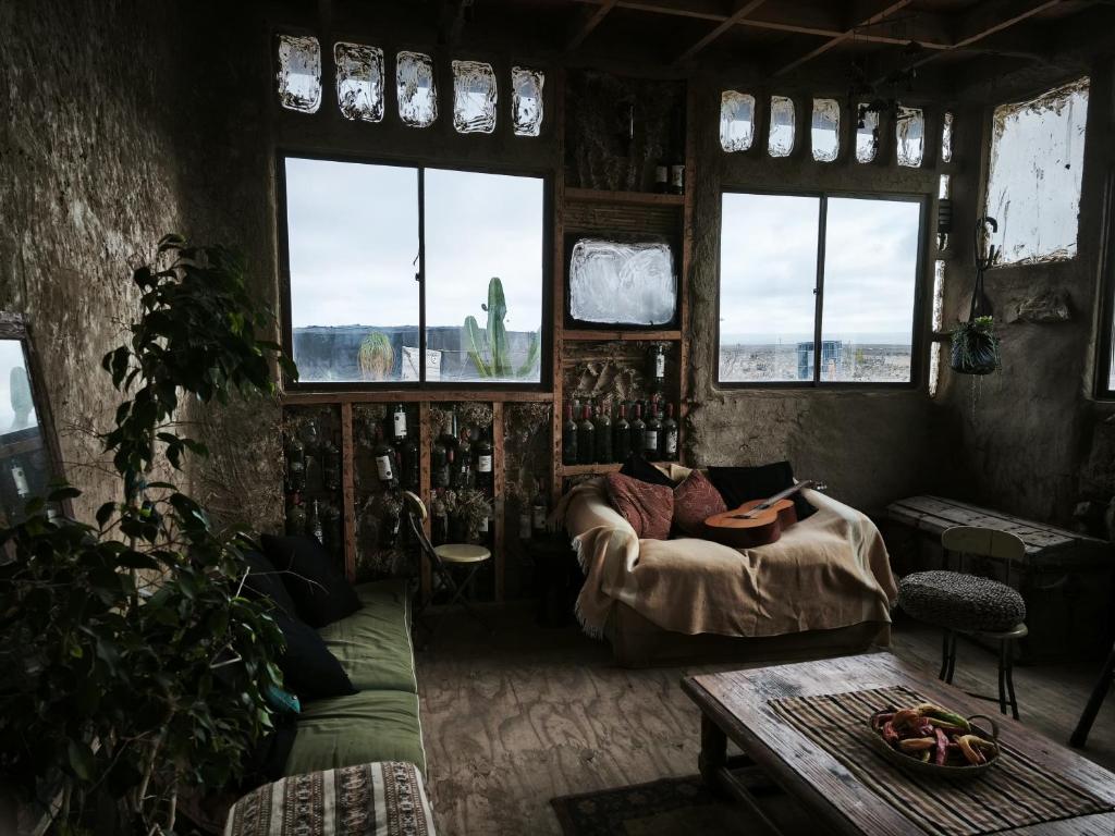 ein Wohnzimmer mit Sofa und Tisch in der Unterkunft Lodge Malezas del Desierto in Los Choros