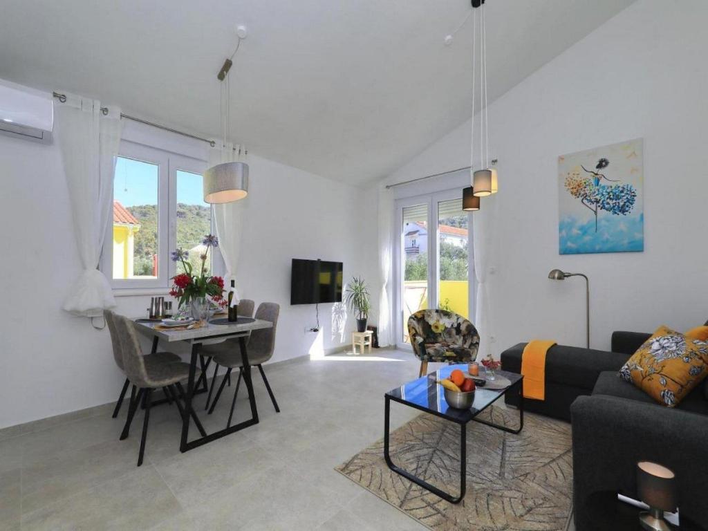 Μια τηλεόραση ή/και κέντρο ψυχαγωγίας στο Apartment Gaby - One Bedroom Apartment with Balcony