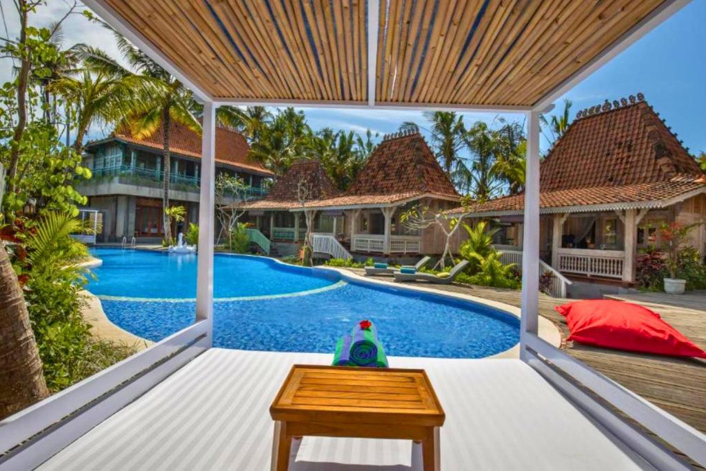 Swimmingpoolen hos eller tæt på Kumara Wooden House 3 BR Shared Pool View ZN376