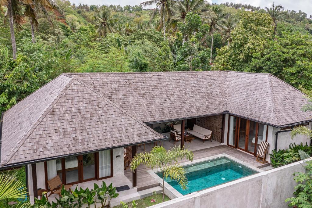 Bazén v ubytování Tropical Luxury 2-BR Villa in Kuta Lombok nebo v jeho okolí