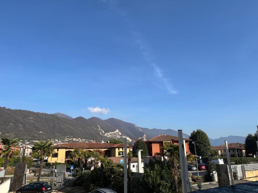 una vista di una città con le montagne sullo sfondo di Scuderia il Costa a Paratico