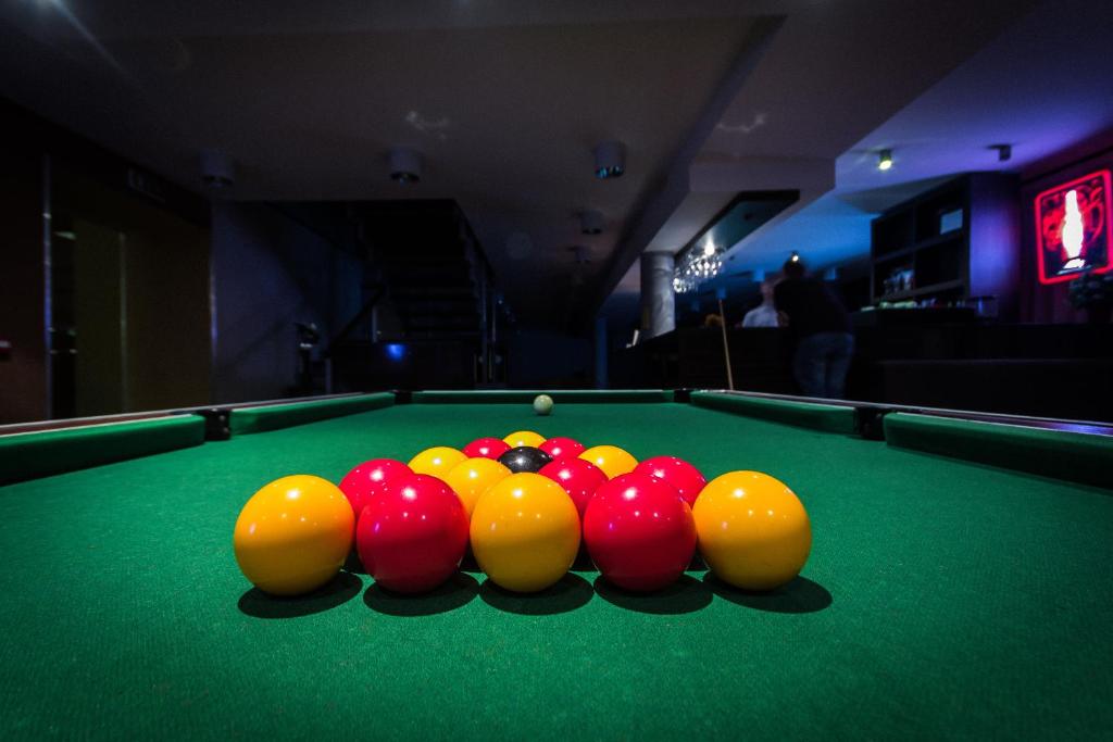 Biliár nebo kulečník v ubytování Peoleo Hotell