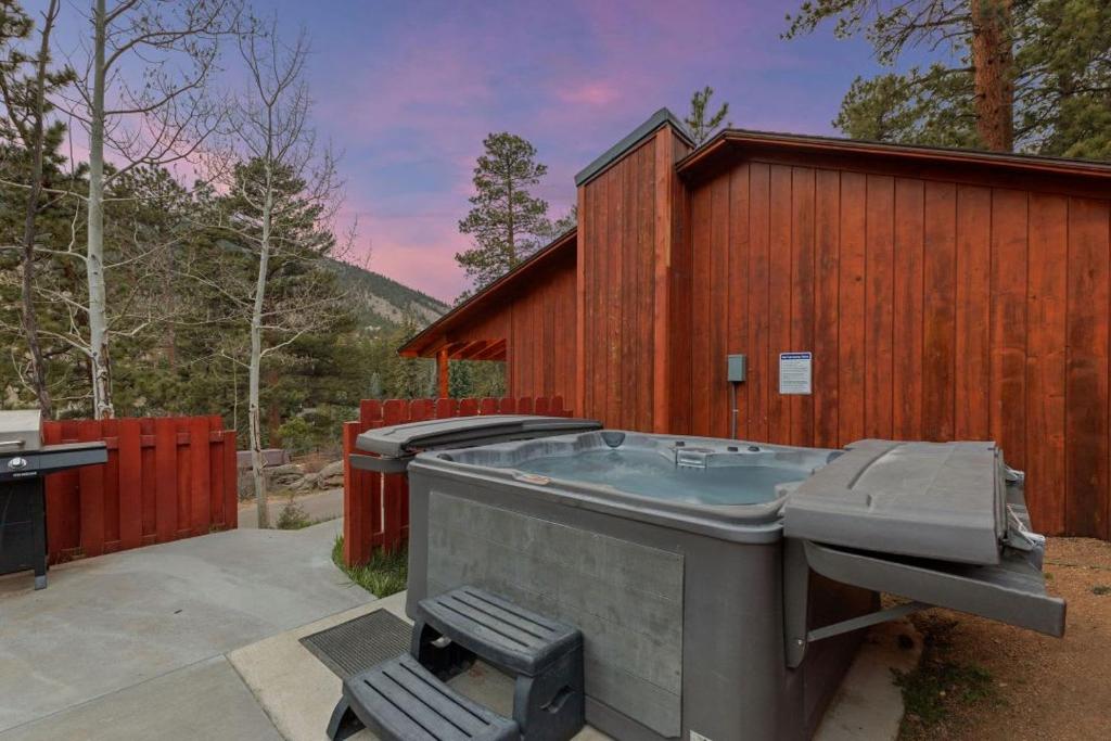Billede fra billedgalleriet på Cabin 2- Two BR Cabin w Hot Tub i Estes Park