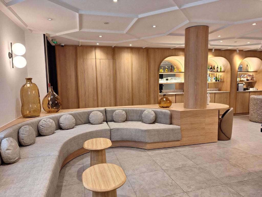 una sala de estar con un sofá y una mesa en Mercure Paris Arc de Triomphe Wagram, en París
