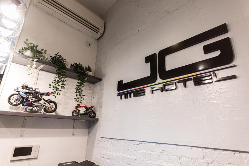 ニューヨークにあるJG Time Hotel by JGSTAY, Times Squareの壁に2台のバイクが飾られた部屋