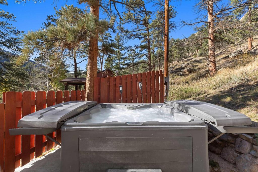 Billede fra billedgalleriet på Cabin 6- Private Hot Tub 5 Min to RMNP i Estes Park