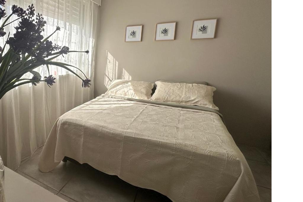 Casa con garage, cerca de free shop restaurante