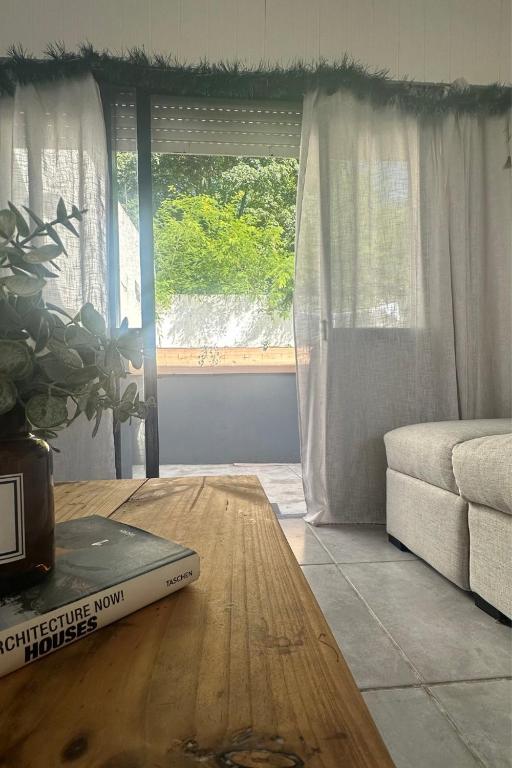 Casa con garage, cerca de free shop restaurante