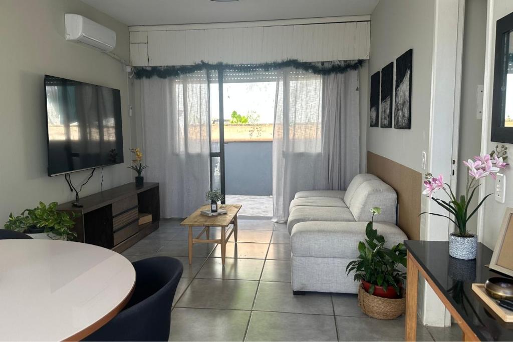 Casa con garage, cerca de free shop restaurante