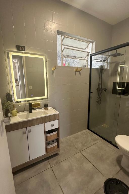 Casa con garage, cerca de free shop restaurante