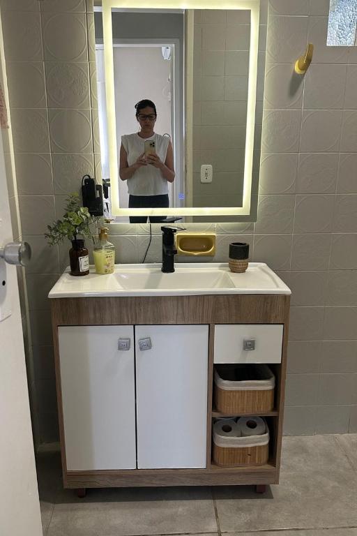 Casa con garage, cerca de free shop restaurante