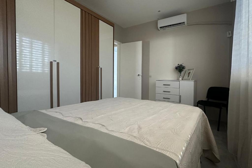 Casa con garage, cerca de free shop restaurante