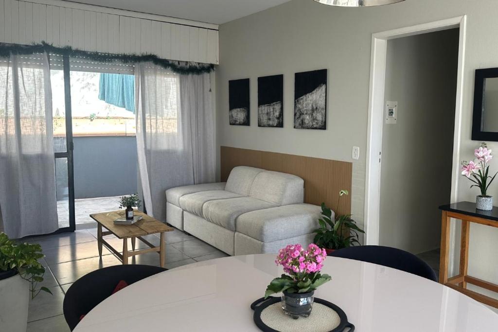 Casa con garage, cerca de free shop restaurante