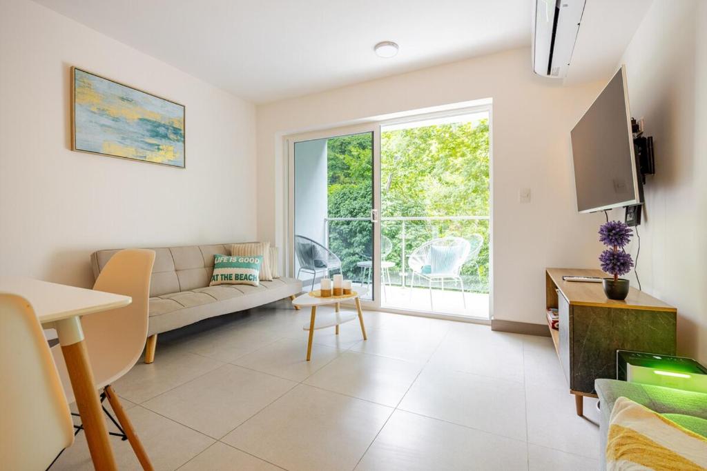 Μια τηλεόραση ή/και κέντρο ψυχαγωγίας στο Punta Leona Playa Mantas Apartment