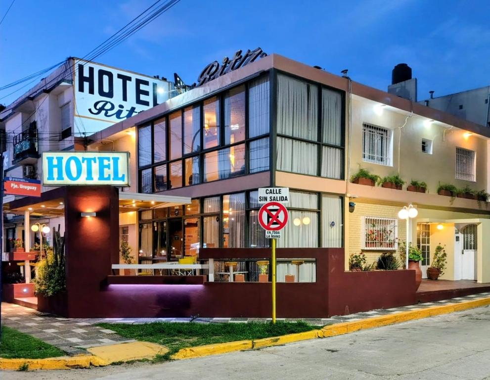 un hôtel au coin d'une rue dans l'établissement Hotel Ritz, à Villa Carlos Paz