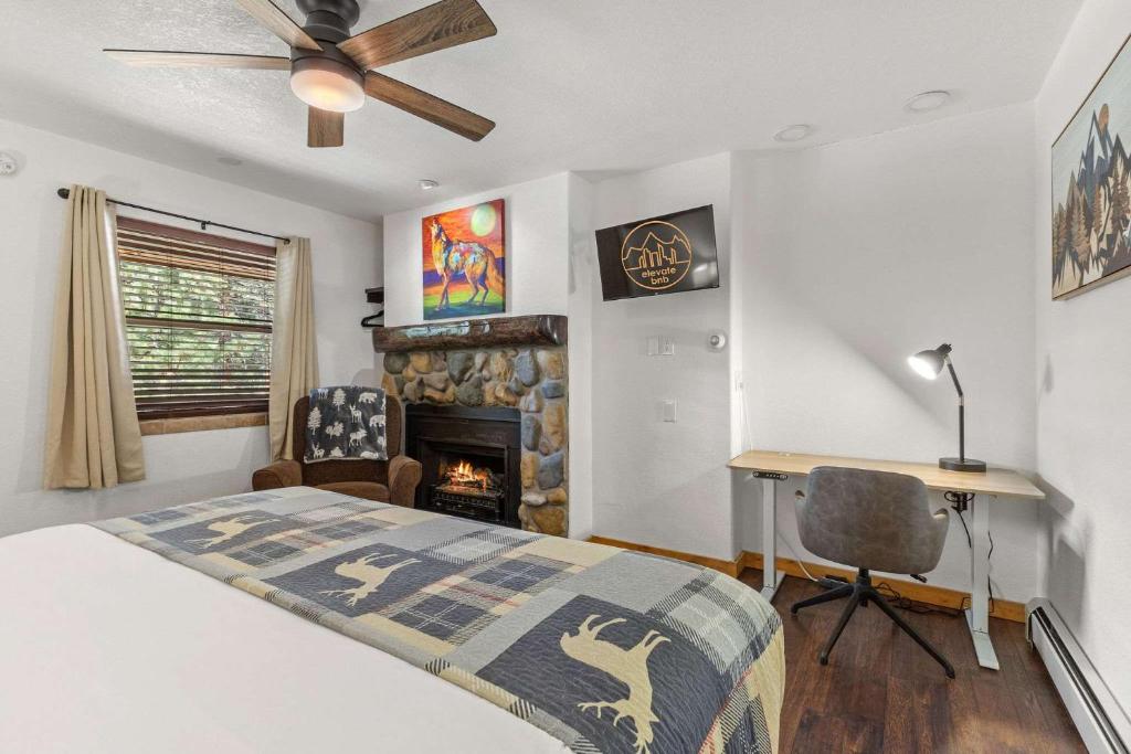 una camera con letto, scrivania e camino di Cabin 18 - King Bed Mountain views Hotel Style a Estes Park