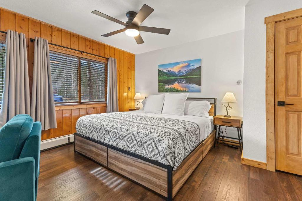 een slaapkamer met een bed en een plafondventilator bij Cabin 21- Accessible Unit & King Bed in Estes Park