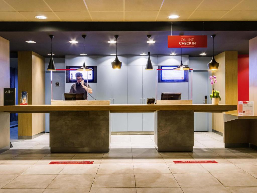 马里利亚ibis Marilia的站在餐厅柜台上的人