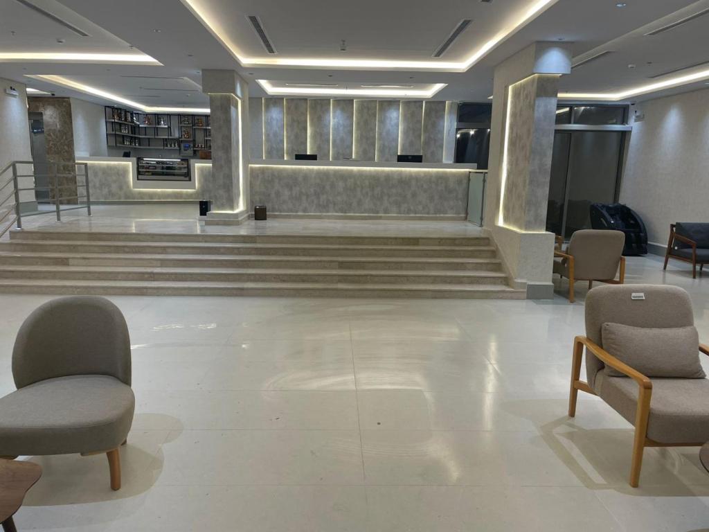 حياة روز للشقق المخدومة في المدينة المنورة: ردهة مع كراسي وغرفة انتظار مع سلالم
