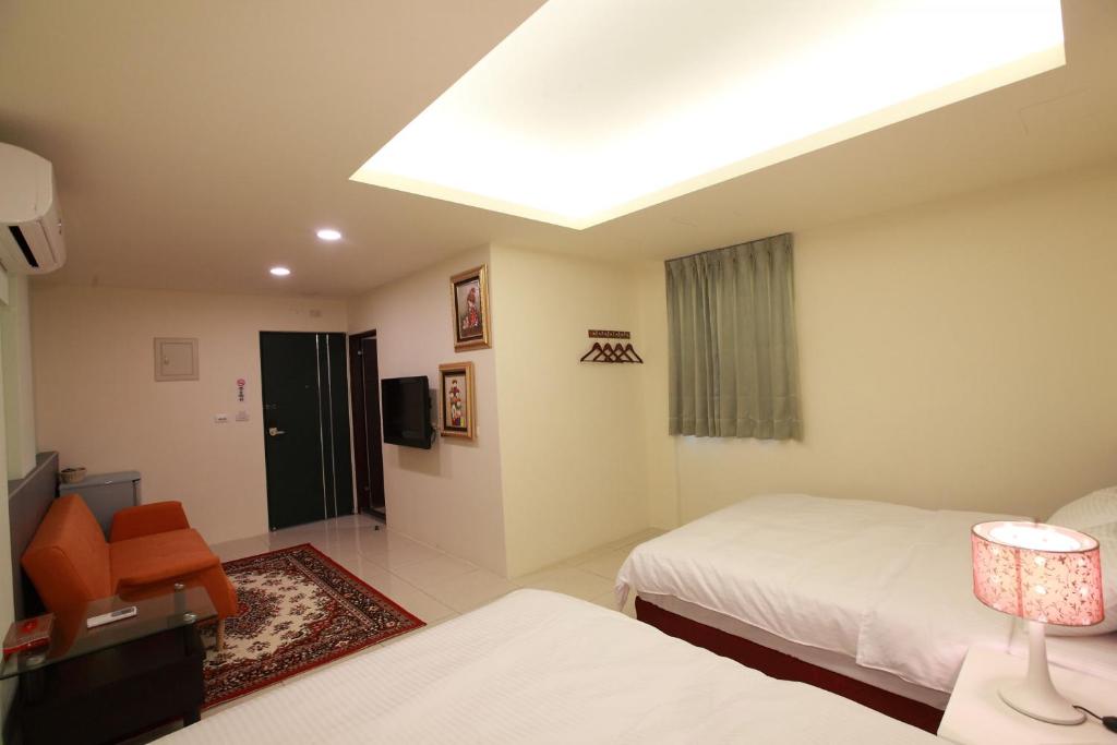 ein Hotelzimmer mit 2 Betten und einem Dachfenster in der Unterkunft Sun Light Guesthouse in Hualien