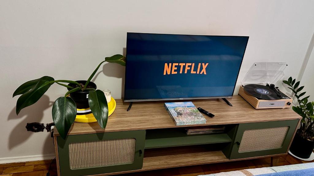 Una televisión o centro de entretenimiento en Quarto Recife