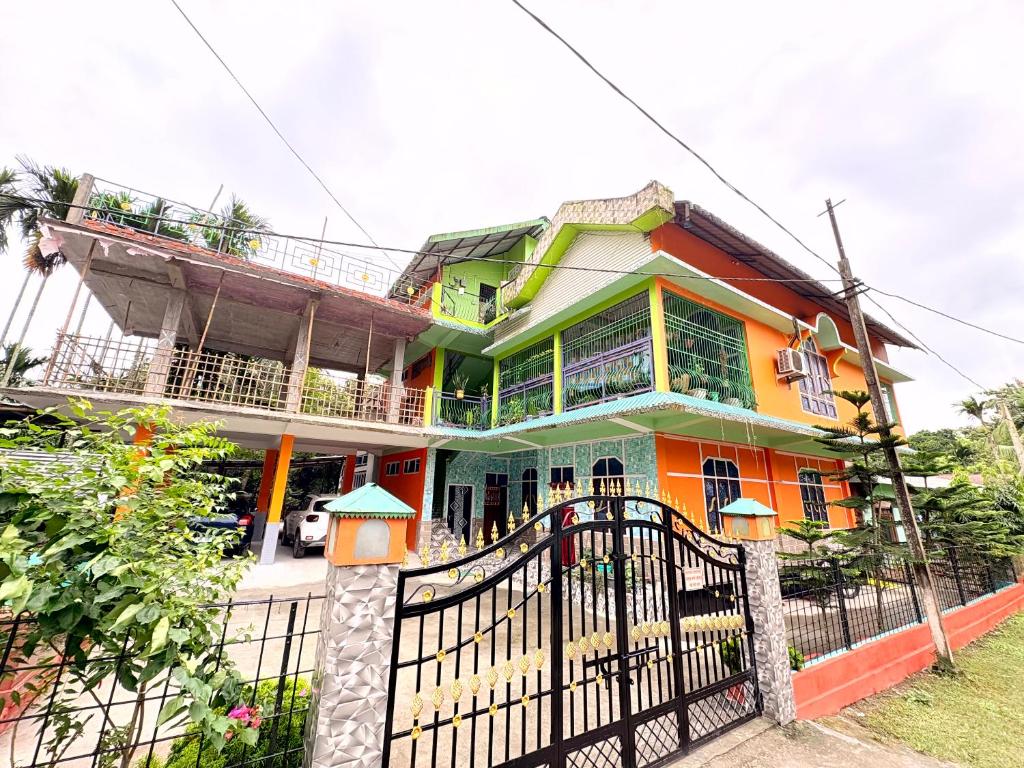 MajuliにあるSugandhalookの門前のカラフルな家