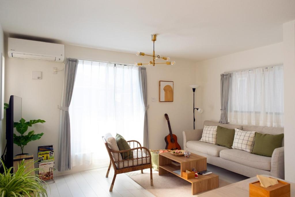 Χώρος καθιστικού στο 鎌倉 江ノ島 新築貸切一戸建て全館浄水システム完備 海近く 江ノ島が見える 露天テラス 無料駐車2台付