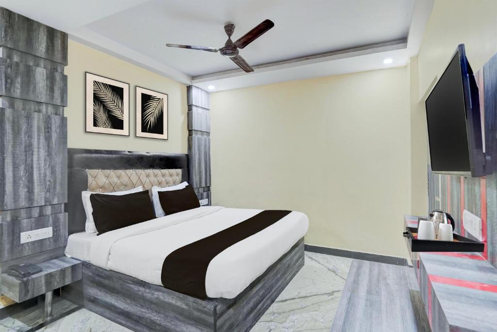 Μια τηλεόραση ή/και κέντρο ψυχαγωγίας στο Townhouse Central Prayagraj Bus Terminal Formerly Amba Palace