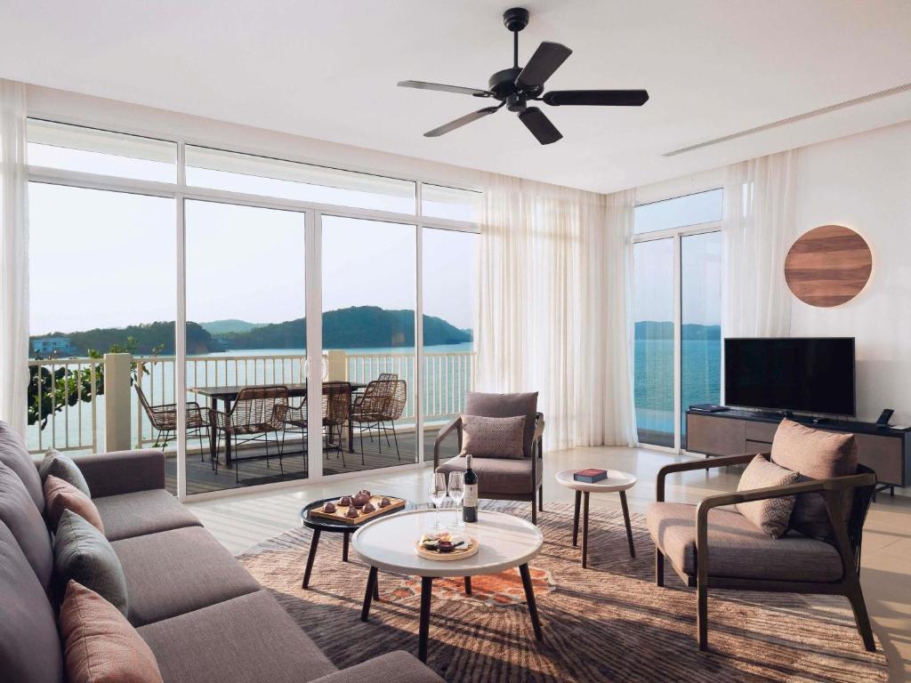 Four-Bedroom On the Rock Pool Villa