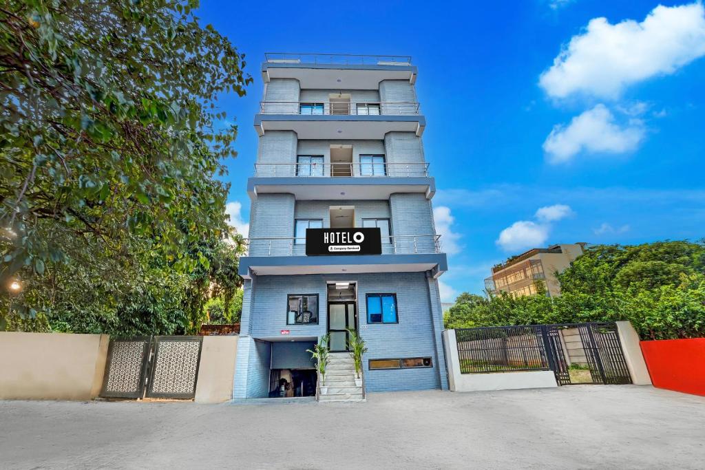 グルガオンにあるSuper Hotel O DLF Phase 1 Metro Station Gurugramの時計付青い建物