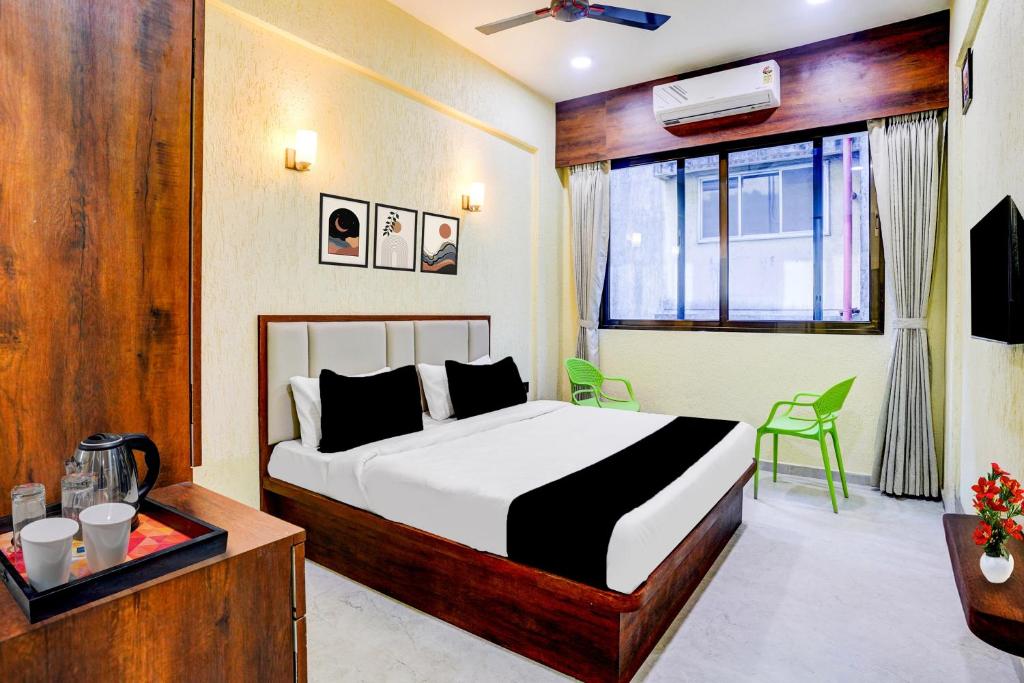 Postel nebo postele na pokoji v ubytování Super Collection O Kalamboli New Panvel Formerly Golden Paradise