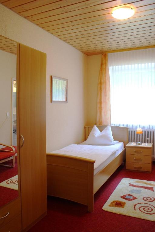 Postel nebo postele na pokoji v ubytování Gasthof Hotel Schwarzes Roß