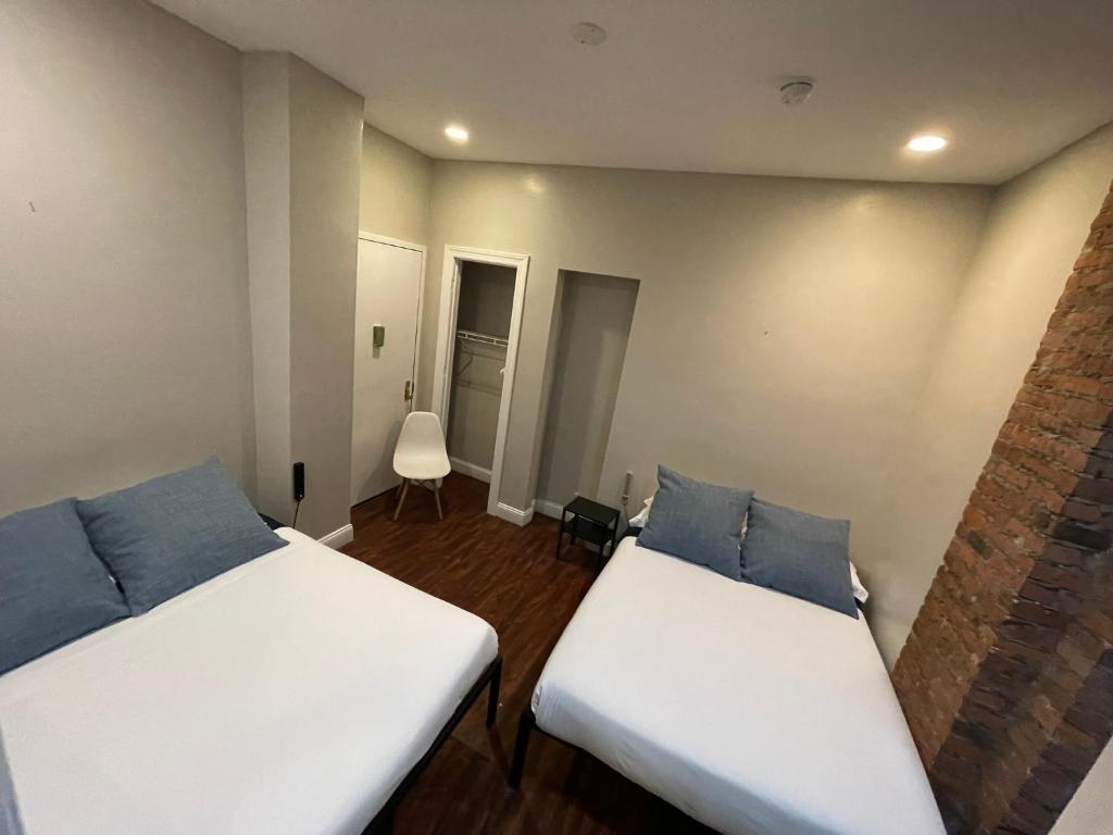 a room with two beds in a room at Nest Aparthotel Broadway in New York