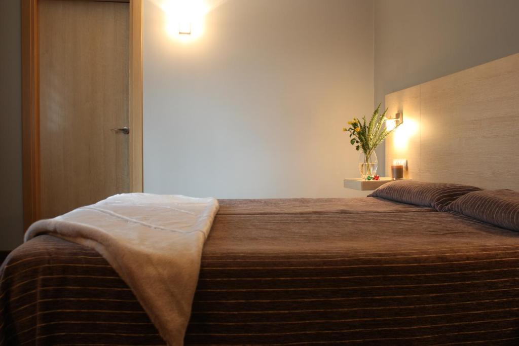 Łóżko lub łóżka w pokoju w obiekcie Hotel Pontes do Eume