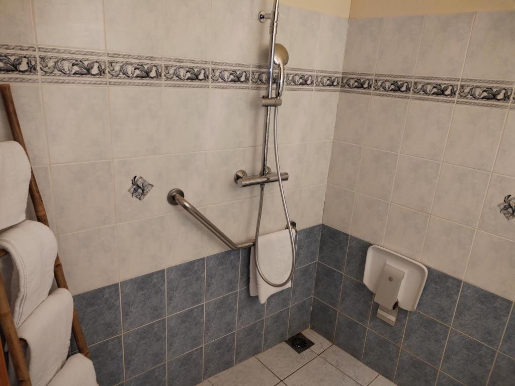 baño con urinario y aseo en Auberge, en Mello