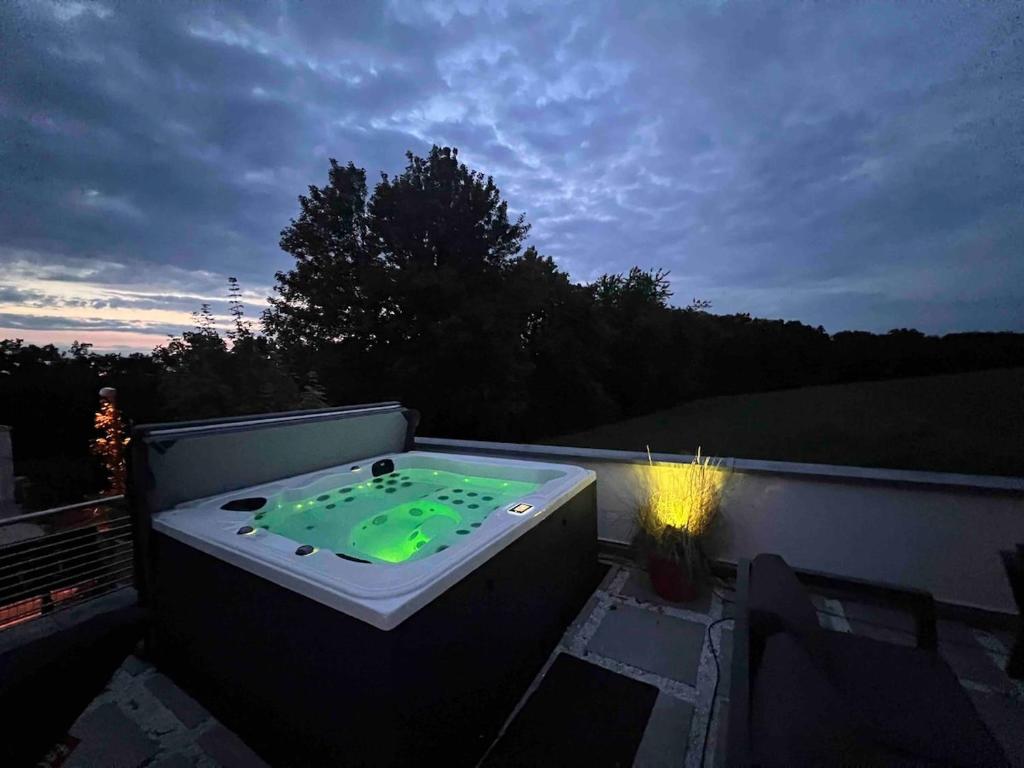 un jacuzzi installé sur un balcon dans l'établissement Zeitlberg Panoramawohnung mit PRIVAT SPA, à Zeitlarn