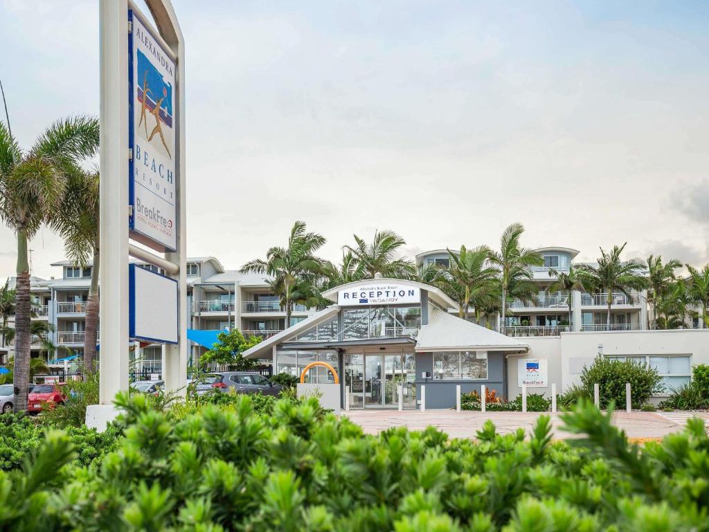 a view of a hotel from the parking lot at BreakFree Alexandra Beach in Alexandra Headland