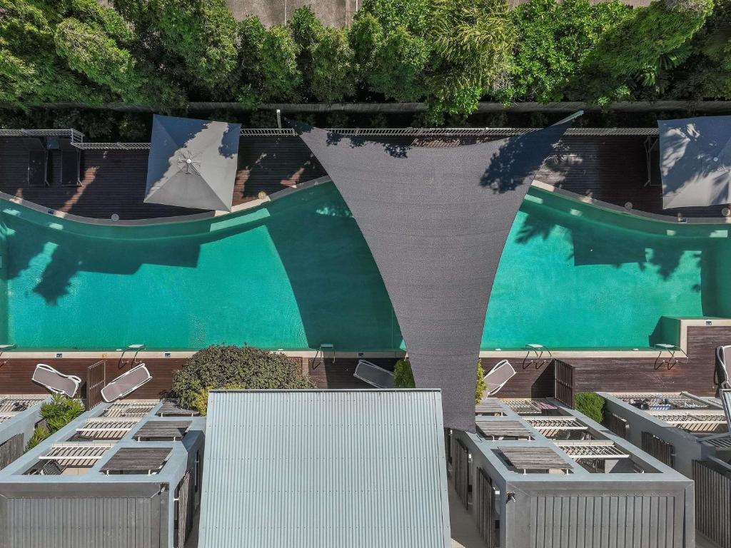 Bazén v ubytování Mantra Aqueous on Port nebo v jeho okolí