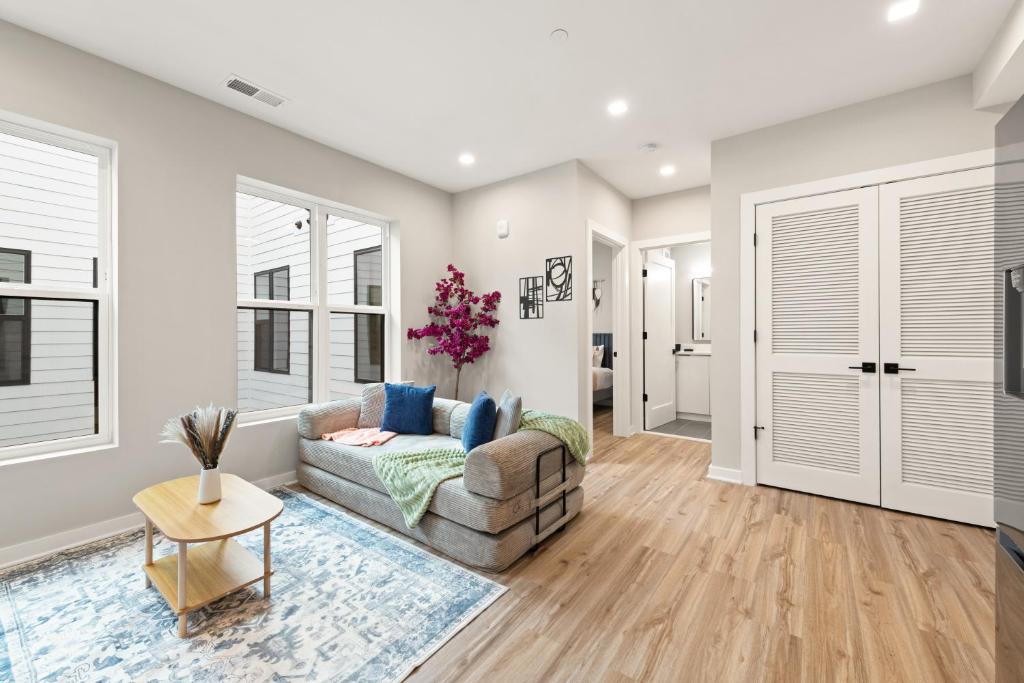 un soggiorno con un divano e un tavolo di Soho DC Lux 1BD Apartment a Washington