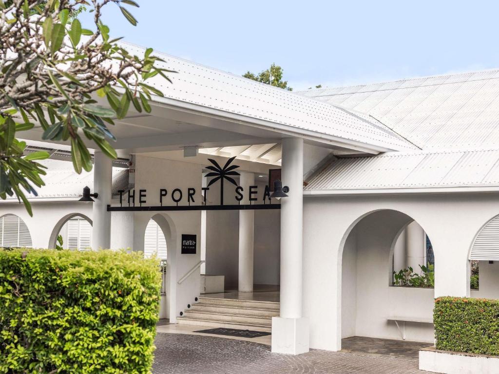 Un edificio blanco con un cartel que dice "Mar del Norte". en Mantra PortSea, en Port Douglas